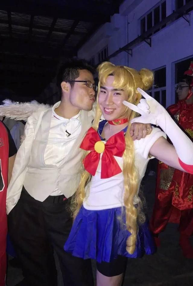 骚男化身艾薇男优，练就加藤鹰之手？