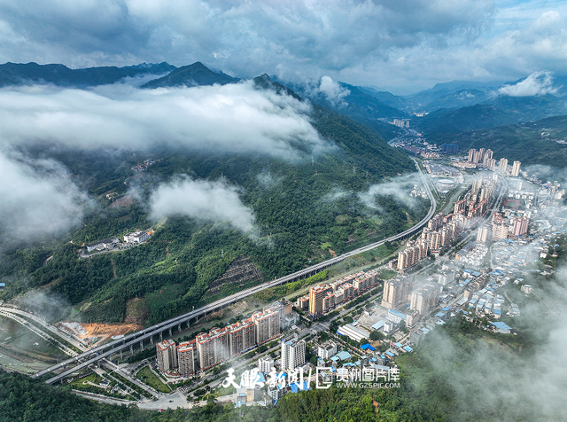 天青色等烟雨,而我在等你