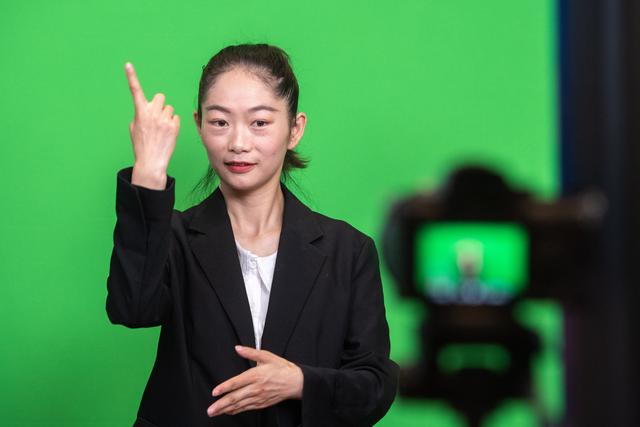 (新华全媒+)“90后”听障女孩谭婷:做点亮“无声世界”的“星星之火”