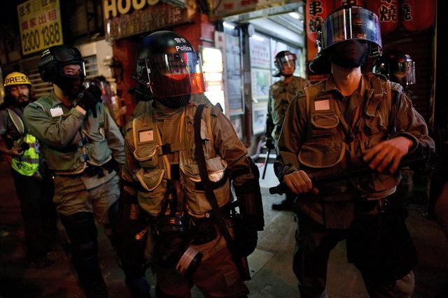 承压中的香港警察:以前太温顺,现在不过干了该干的事情
