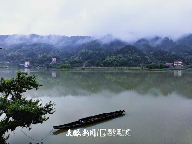 天青色等烟雨,而我在等你