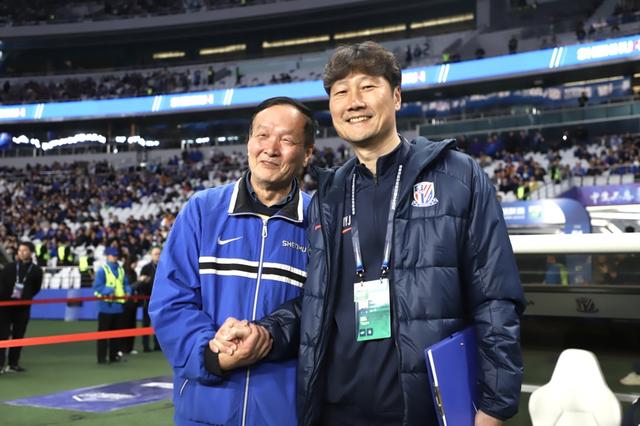 申花主场球市火爆，七旬球迷“乔老爷”对申花高层说了啥？
