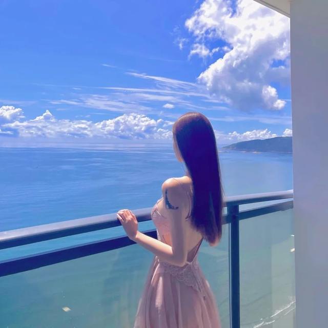 冯提莫成都惊艳亮相，大秀性感美胸，网友直呼审美新高度！