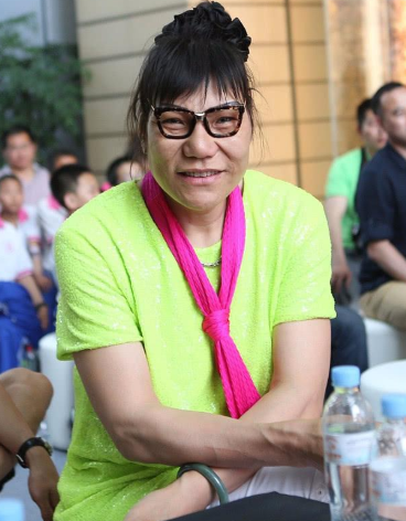 世界亚军郑海霞罕露面!戴玉镯子卖力踩单车,家中柜上摆众多瓷器