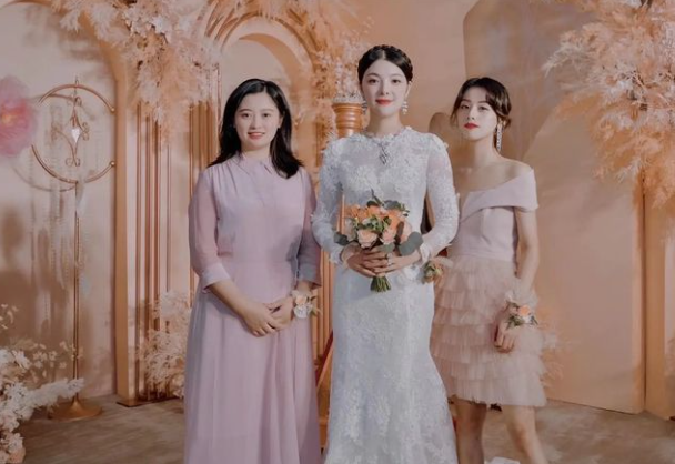 妻子病逝1年后娶小25岁娇妻,公司年入2934亿,坐拥2333吨金矿