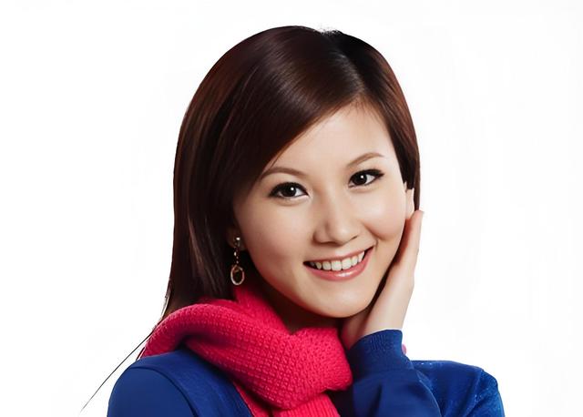 42岁广东台美女云菲:嫁梁宇生子多年,比年轻时更美,如今当了官