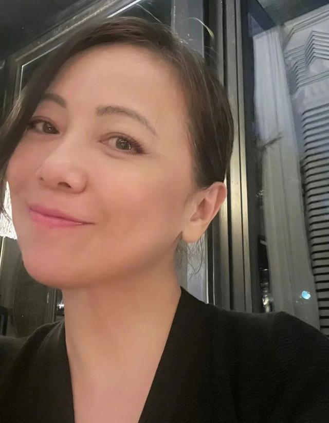 59岁的关咏荷,港女的不老神颜