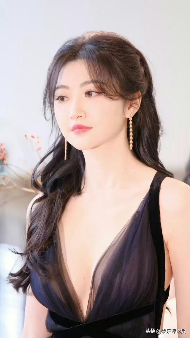景甜 人间富贵花 成熟风情 面容姣好 长腿细腰 丰满身材 优雅迷人