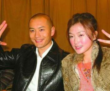 好了伤疤忘了疼?黄晓明与前女友秦岚对视热聊,旁人笑得合不拢嘴