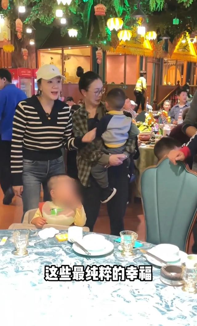 46岁王一楠携老公回昆明老家,父亲和姐姐罕见露面,高鑫全程贴心