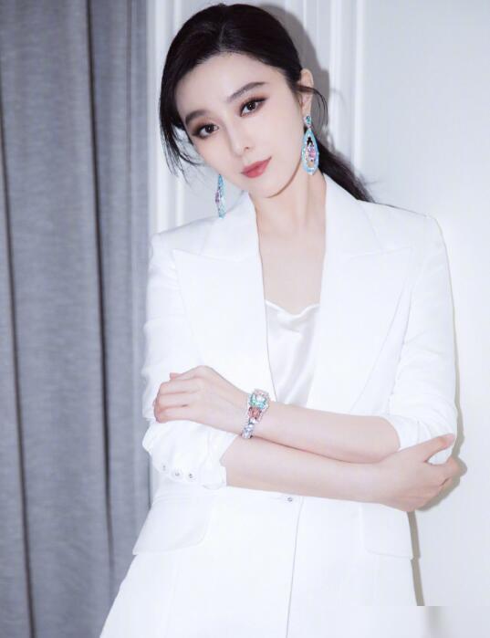 身高168cm的范冰冰体重只有90斤，细腰长腿，网友：真不愧是女神