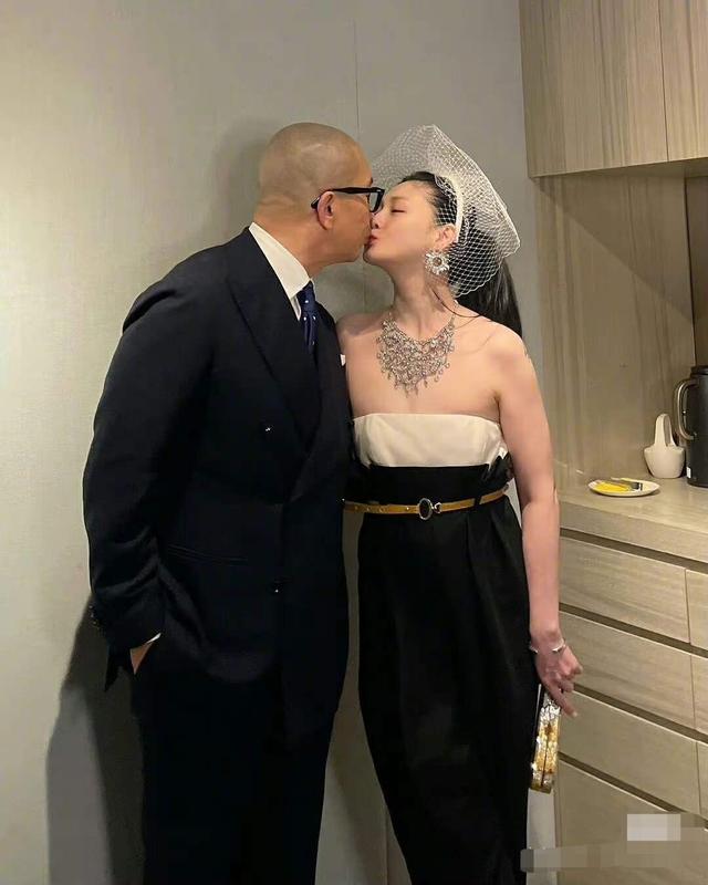 大S罕见露面,参加王伟忠女儿归宁宴,一个细节暴露她的窘迫现状