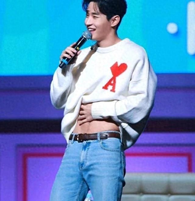 来看看音乐才子刘宪华,不仅长相帅气迷人,非常有才华。