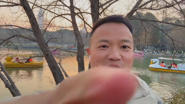 南京玄武湖就想到胡军演的朱元璋