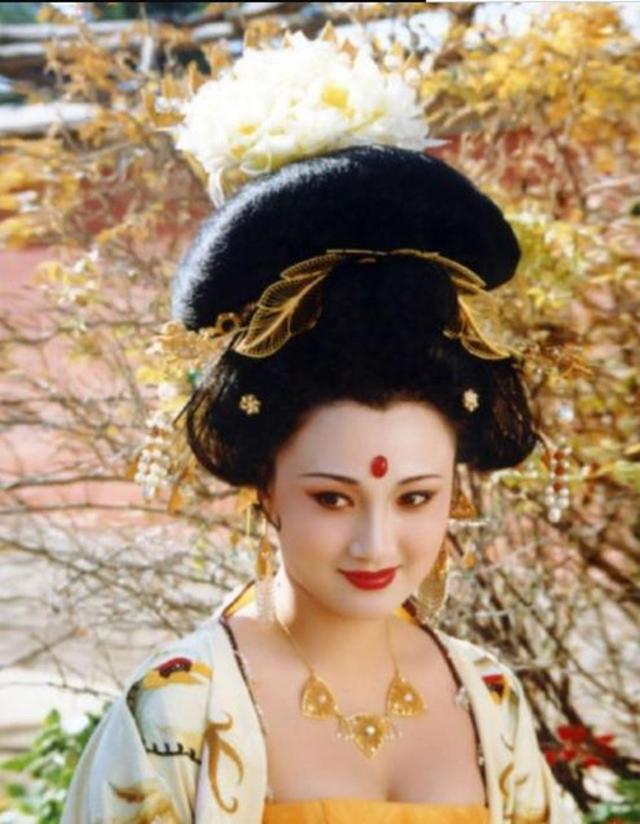 公公丈夫情人儿子,杨玉环是如何从清纯女子,到无法收拾情感的