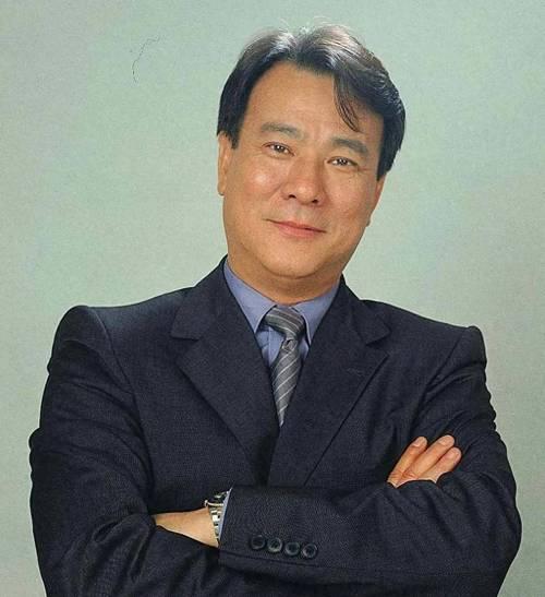 72岁李修贤被骂惨，与大傻模仿者一起直播带货，被斥消费已故好友