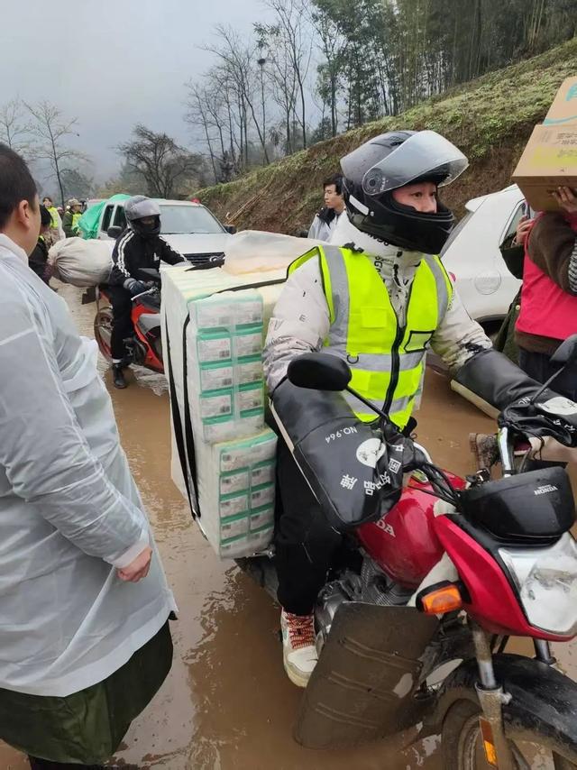 “再冷也要上!”筠连摩托运输队:明知山有险,偏向险中行