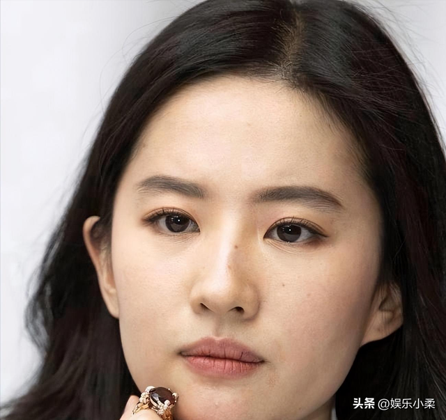 刘亦菲素颜照:痣是瑕疵还是标签?美从来不是单一标准