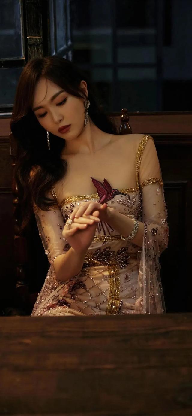唐嫣坦白了,一袭抹胸高定礼裙,大号水蜜桃碧海明珠,佳人倩影