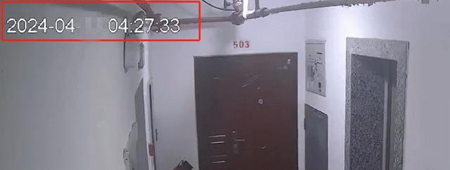 漂亮女子准备坐电梯时内急,竟然直接蹲下排泄大便,监控全程曝出
