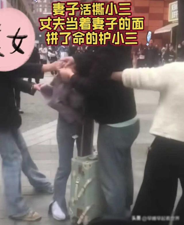 江阴一原配妻子当街暴打小三,丈夫心疼护着小三,知情人曝出内幕