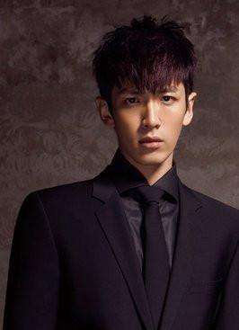 柯震东图片(柯震东在自己夜店开趴笑容满面，多人未戴口罩，无视疫情心真大)