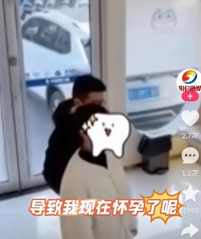 宋之馨分享和爸爸宋晓峰春晚合照,她颜值非常高,非常有爱的画面