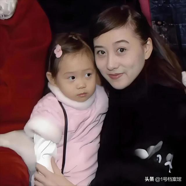 61岁李连杰和63岁利智近照曝光,难敌岁月,老成了难以想象的模样