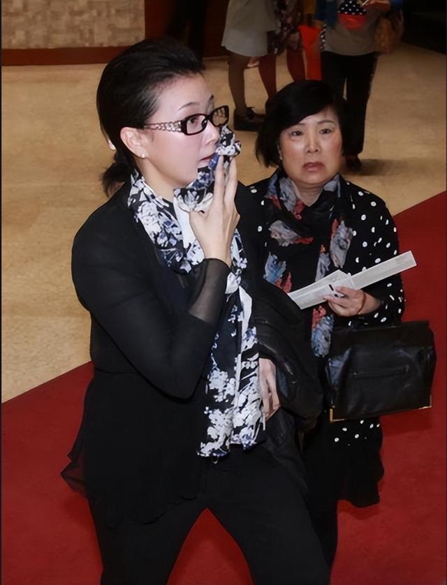 58岁宋祖英举办家宴!豪宅层高超五米,穿香奈儿手臂线条成亮点