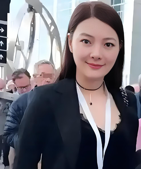 妻子病逝1年后娶小25岁娇妻,公司年入2934亿,坐拥2333吨金矿