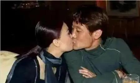那英:被恩师说是猪脑子,生完孩子后被男友抛弃,恶评刀郎,真假