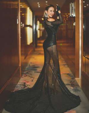 李玟性感(45岁李玟穿透视装秀性感，细腰翘臀火辣十足，脸部僵硬显诡异)