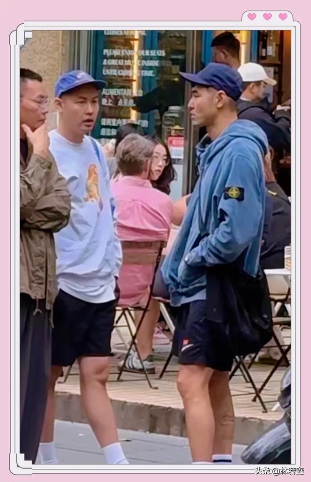 阮经天阮经民上海街头被偶遇,俩人穿同款鞋,阮经天腿上纹身抢镜
