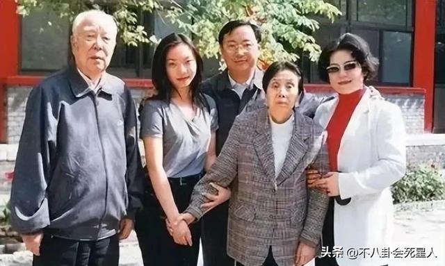 上海这一夜,站在章子怡身边的万宝宝,才是真正的“中国名媛”
