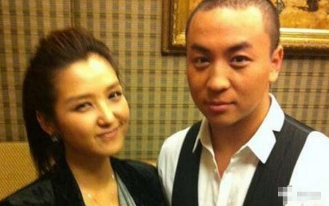 11年后再看何洁释小龙,她疑怀4胎又传婚变,他资产上亿娇妻在怀