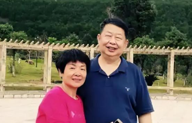 妻子病逝1年后娶小25岁娇妻,公司年入2934亿,坐拥2333吨金矿