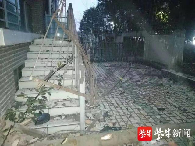 司机一天一夜没睡觉,疲劳驾驶小轿车“飞入”别墅院子里