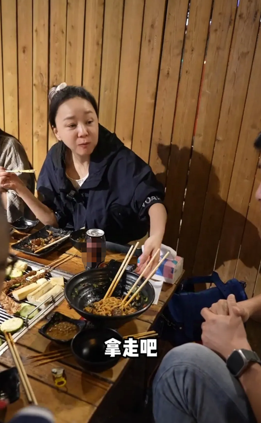 46岁王一楠携老公回昆明老家,父亲和姐姐罕见露面,高鑫全程贴心