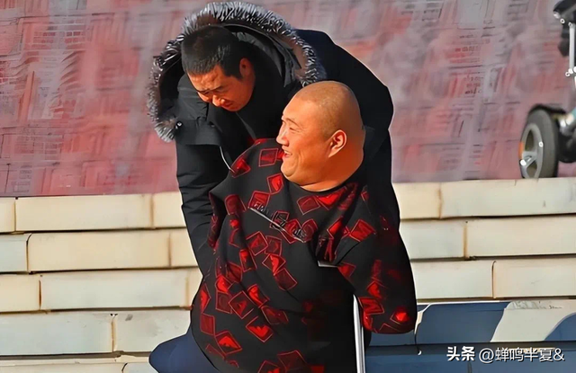 袁立东:天生没手脚,父母让他自生自灭,他却能娶妻生子靠嘴养家