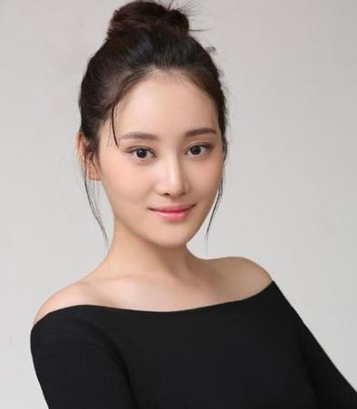牛丽燕出身武术世家，不折不扣的女神，真实随性散发着迷人魅力