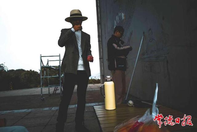 “何许人也”桥下作画何许用？