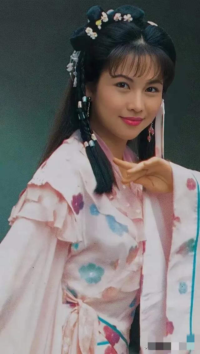 蔡少芬年轻时真漂亮,每次看到她,我就被她的古装模样深深迷住