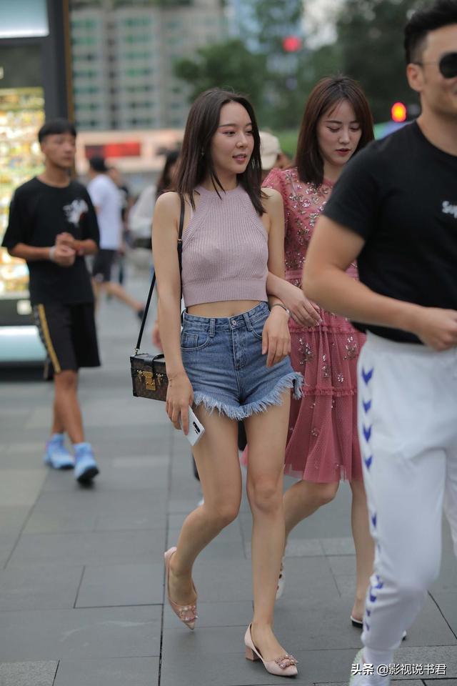 粉色小毛衣穿出高级感,优雅知性的美女很有镜头感