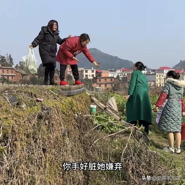 小凤回村过年入乡随俗,一秒变村姑,冷眉蹬高跟鞋嫌弃小凤手脏