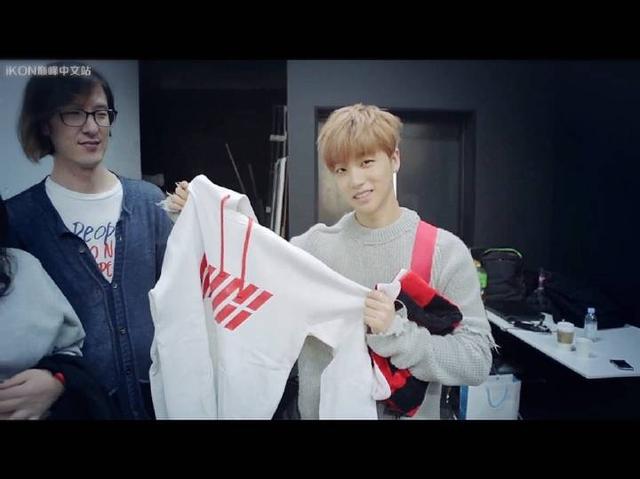 [iKON][新闻]160615 当销售员像金振焕这么可爱时，你会忍心不买吗？