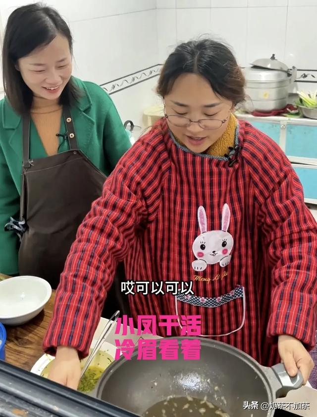 小凤回村过年入乡随俗,一秒变村姑,冷眉蹬高跟鞋嫌弃小凤手脏