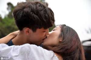 吻戏是真的吻吗(明星拍吻戏都是真的接吻吗？第三种借位方式，太假但最逼真)