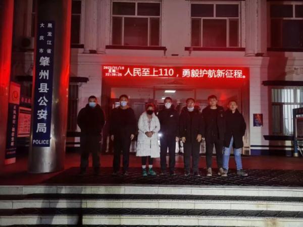 睡觉都带妆!50岁已婚女子骗光27岁小男友11万