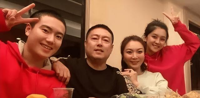 恭喜,27岁乒乓球国手妻子曝光,姐弟恋,女方颜值惊艳,家世显赫