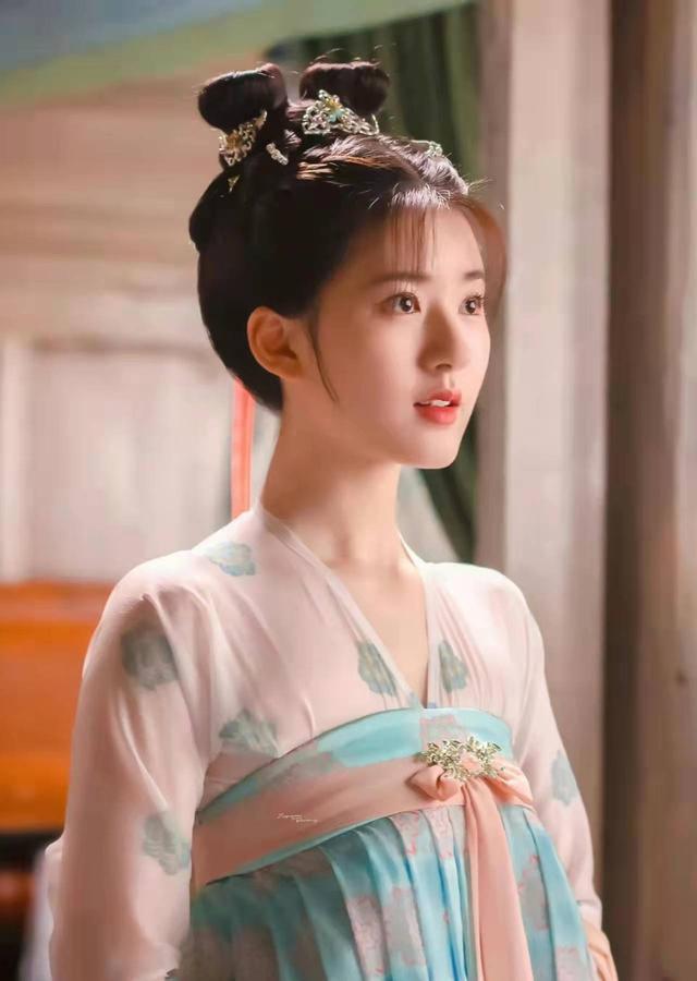 赵露思的老师给她起英文名Lucy,她改个字母,马上变得有小女人味